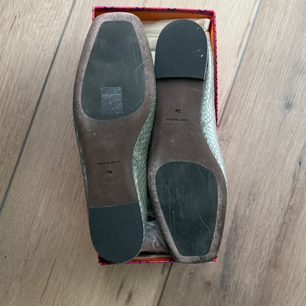 Tory Burch Georgia Ballet Flats in Palm Leaf with Logo Accent Size 7 - Picture 3 of 9